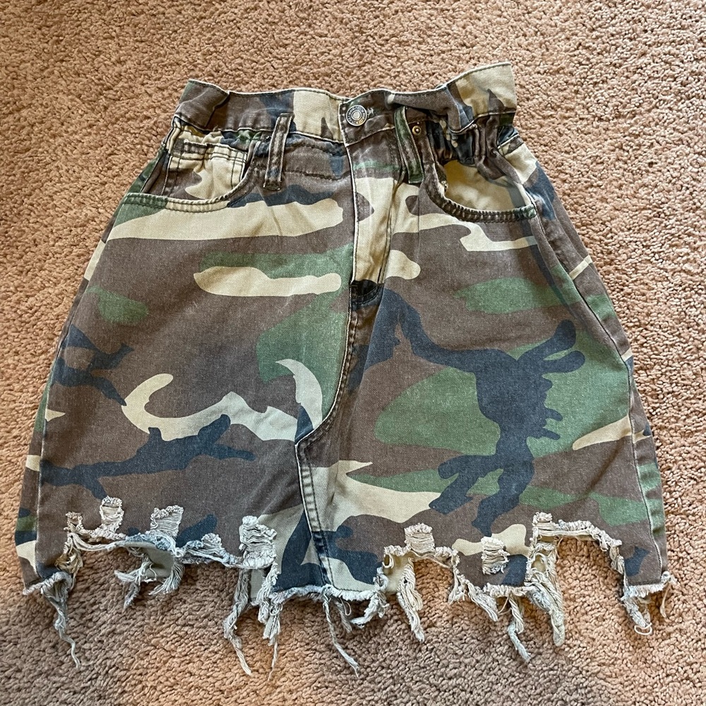 Forever 21 camo distressed mini skirt